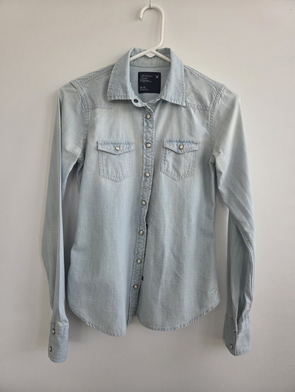American Eagle Outfitters Light Wash Blue Denim Women's Snap-up Shirt, sz XS